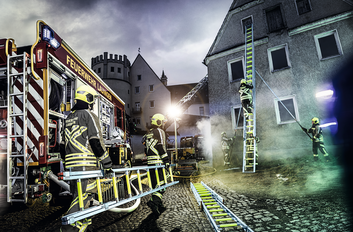Rope ladders and extension ladders in use (stock image) | © MUNK GmbH