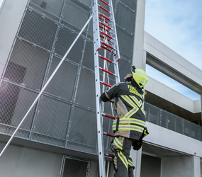 3-sect. rope-ext. ladder w. support DIN EN 1147  | © MUNK GmbH