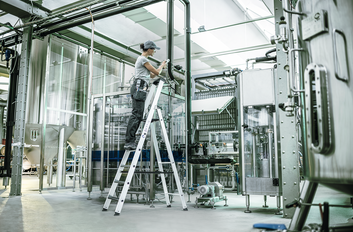 Stepladder with steps, single-sided access with clip-step relax application | © MUNK GmbH