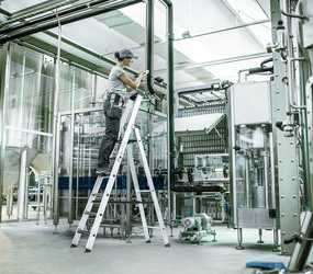 Stepladder with steps, single-sided access with clip-step relax application | © MUNK GmbH