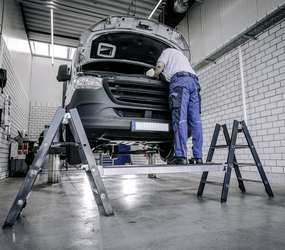 Klapptritte RAL 7016 mit Einhängeplattform Anwendung | © MUNK GmbH