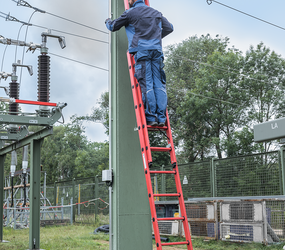 Schiebeleiter GFK 2-tlg 2x10 Sprossen Anwendung | © MUNK GmbH