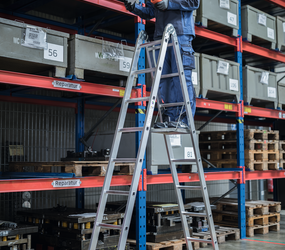 Klappl. 2-tlg m.nivello-Trav  2x8 Spr Anw m. Tritt | © MUNK GmbH