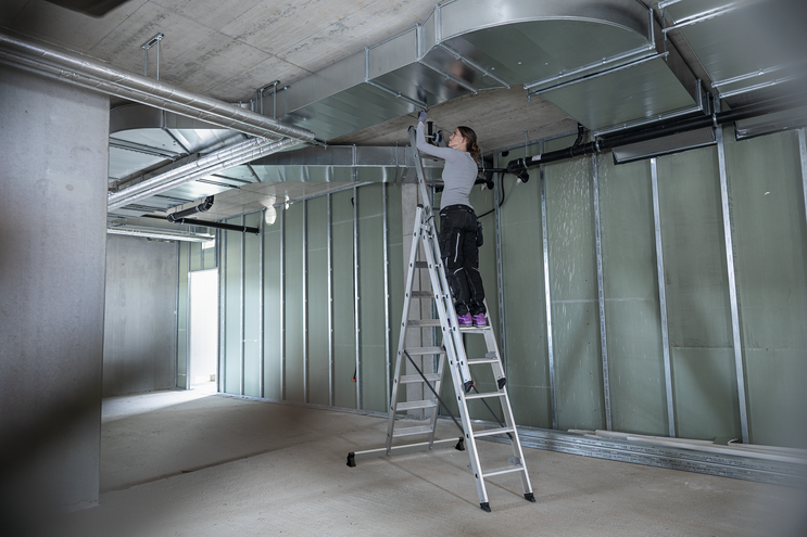 Stufen-Mehrzweckleiter mit nivello-Traverse | © MUNK GmbH