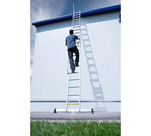 Stufen-Seilzugleiter 2-teilig mit mit Handlauf  und Ausstiegsholm | © MUNK GmbH