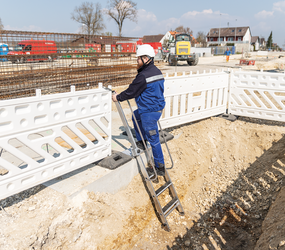 Stufen-Baugrubenleiter im Einsatz | © MUNK GmbH
