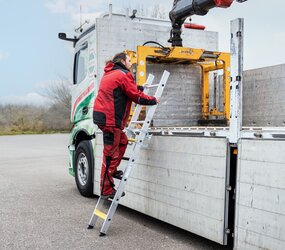 Stufen-Einhängeleiter LKW 8 Stufen inkl. Einhängevorrichtung Anwendung | © MUNK GmbH