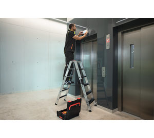 Double-sided step ladder with clip-step relax® in operation | © MUNK GmbH