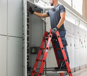 2-sided ladder RFG 2x5 rgs, w.hook-in step | © MUNK GmbH