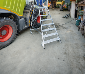 Podesttreppe eins. begehb. m. Rollen&Handlauf Anw | © MUNK GmbH