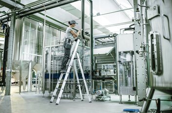 Stufen-Stehleiter einseitig begehbar mit clip-step relax Anwendung | © MUNK GmbH