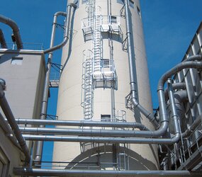 Mehrzügige Steigleiter an maschineller Anlage | © MUNK GmbH