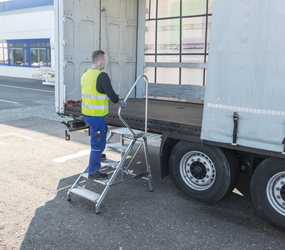 Montagetritt mit Handlauf | © MUNK GmbH