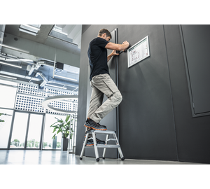 Household folding step ladder, 2 steps, in use | © MUNK GmbH