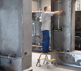 Stahl-Holz-Tritt mit Lenkrollen 2 Stufen Anwendung | © MUNK GmbH