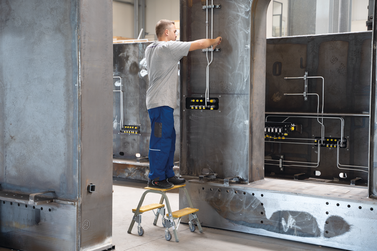 Stahl-Holz-Tritt mit Lenkrollen 2 Stufen Anwendung | © MUNK GmbH