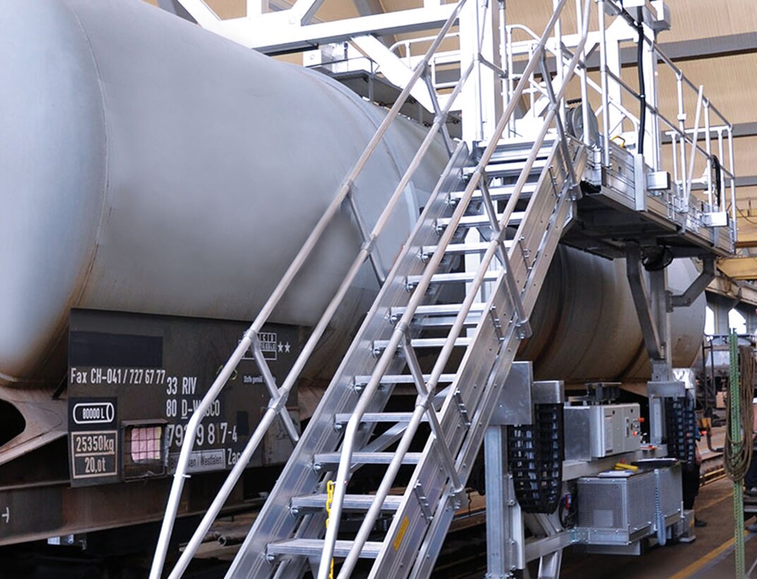 La nacelle de travail de Munk Günzburger Steigtechnik offre à l'équipe de maintenance d'Alstom un maximum de sécurité et de flexibilité pour l'entretien des wagons-citernes. | © MUNK GmbH