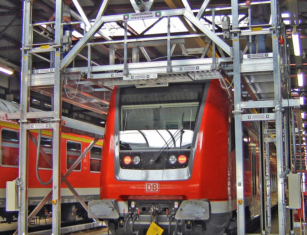 A mobile working platform from MUNK Günzburger Steigtechnik in use at Deutsche Bahn. It shortens the maintenance time by around 30 percent. | © MUNK GmbH