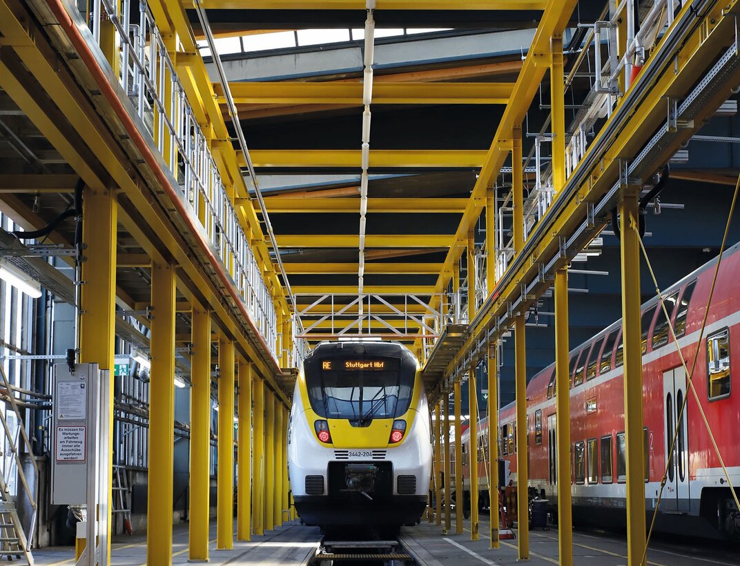 At 95 metres long, the roof work platform from Munk Günzburger Steigtechnik offers the maintenance teams of DB Regio AG in Stuttgart added efficiency and work safety. | © MUNK GmbH