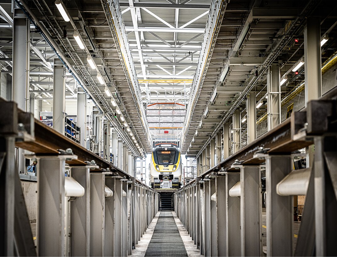 SWEG mise sur la plate-forme de travail sur toit de MUNK Günzburger Steigtechnik pour l'entretien des véhicules ferroviaires. | © MUNK GmbH