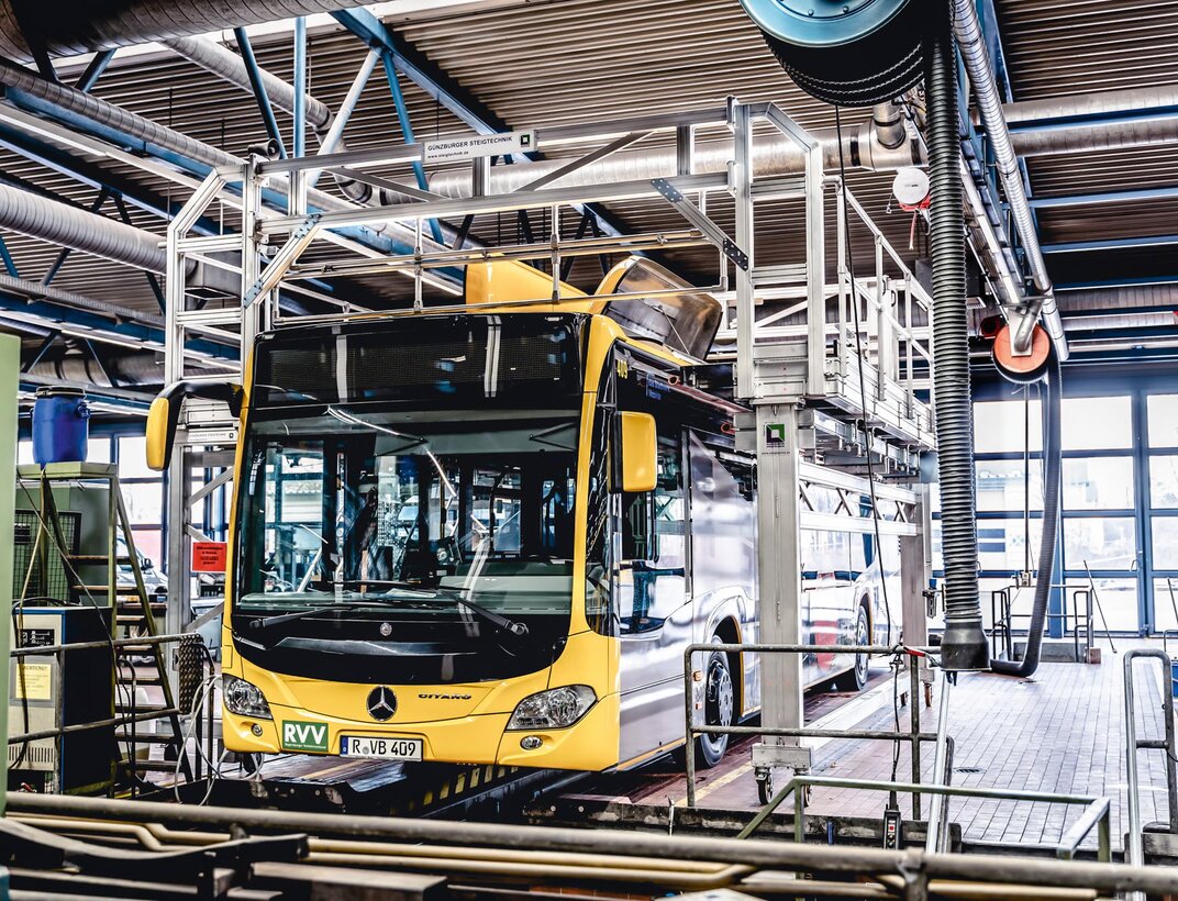 "das Stadtwerk.Regensburg" entretient sa flotte de bus avec une plate-forme de travail sur toit personnalisée | © MUNK GmbH