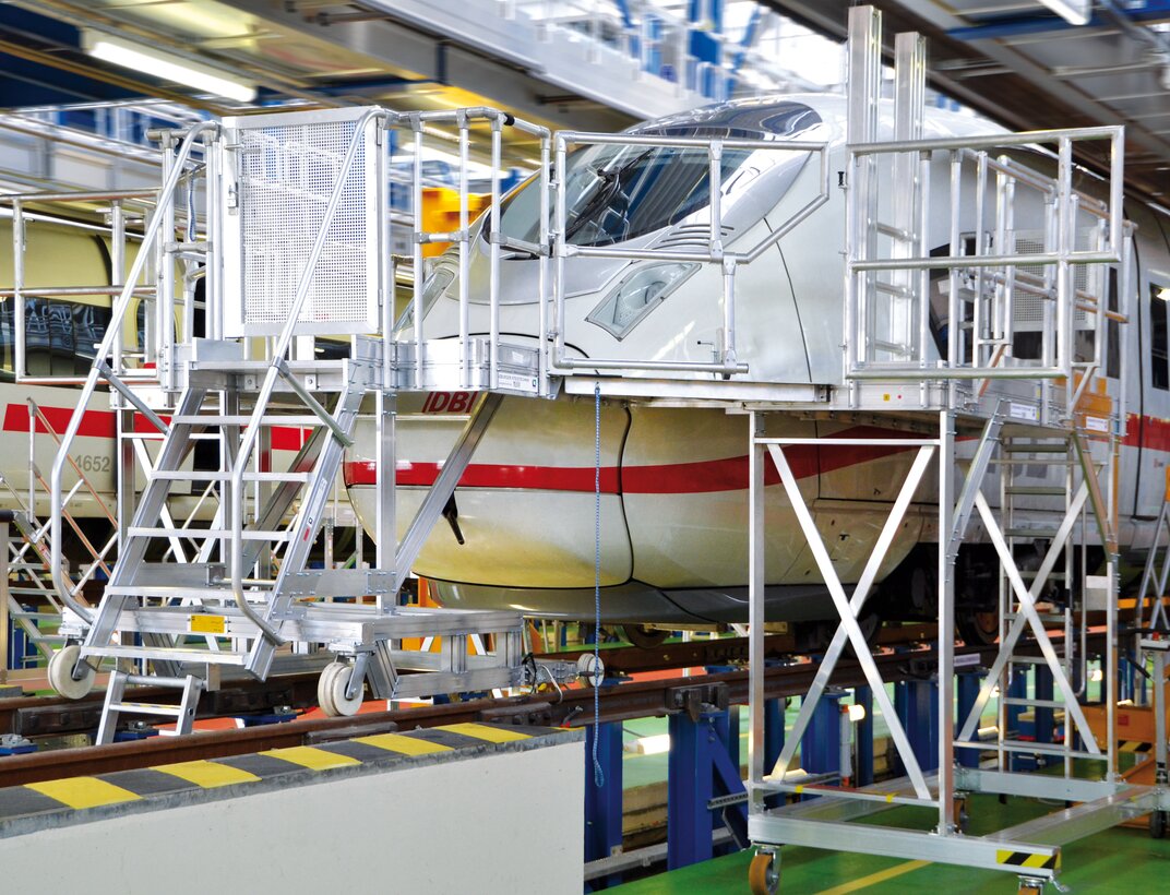 Les trains ICE de Francfort-Griesheim sont entretenus à l'aide de plates-formes de travail modulaires de MUNK Günzburger Steigtechnik. | © MUNK GmbH