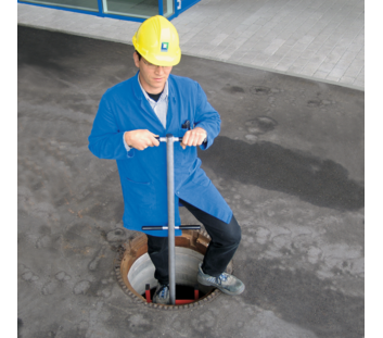 Arbeiter steigt mit Einstiegshilfe in Schacht | © MUNK GmbH