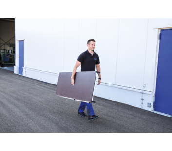 Arbeiter trägt Diele | © MUNK GmbH