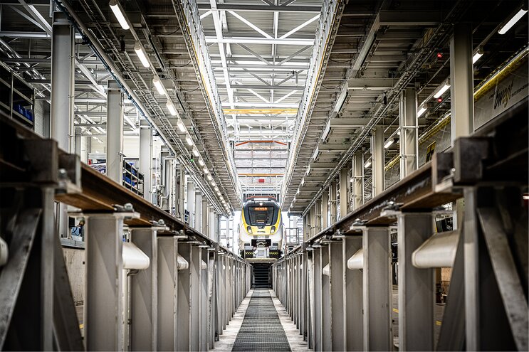 SWEG setzt bei der Schienenfahrzeugwartung auf Dacharbeitsbühne der MUNK Günzburger Steigtechnik. | © MUNK GmbH