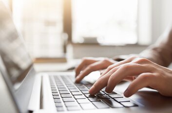 Laptop typing | © golubovy - stock.adobe.com